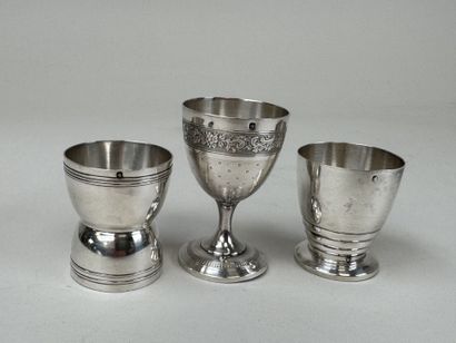 Lot en argent 950/1000 comprenant trois coquetiers,...