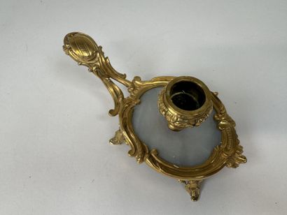 Petit bougeoir à main en bronze doré et ciselé...