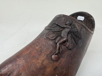 Sabot en bois sculpté en forme de pied à...