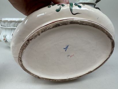 Lot en porcelaine et faïence polychrome et...