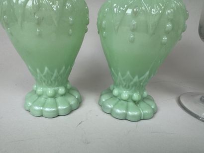 Lot comprenant :
- paire de vases en verre...