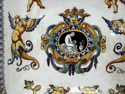 GIEN.
Coupe sur talon en faïence polychrome...