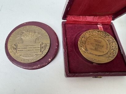 Lot de médailles en bronze dont :
- Pierre-Victor...