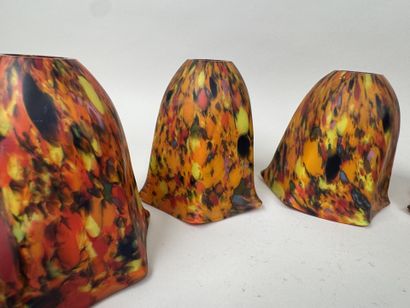 Ensemble de sept tulipes en verre marmoréen...