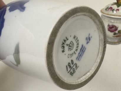 Lot comprenant :
- COPENHAGUE.
Petit vase...