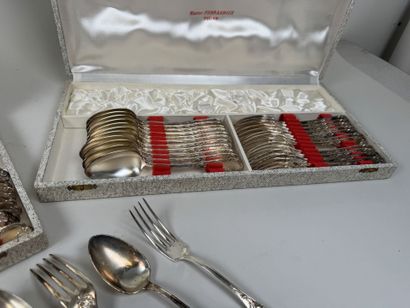 Partie de ménagère en métal argenté, modèle...