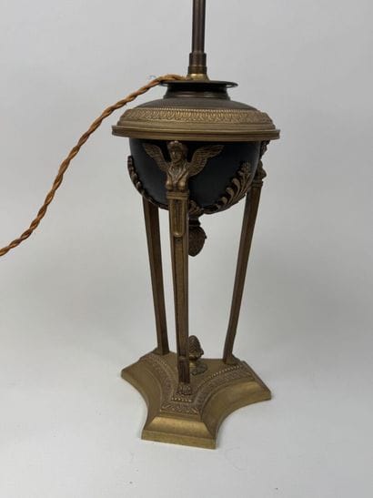 Pied de lampe en bronze doré, ciselé et patiné,...