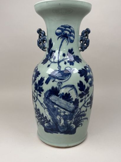 CHINE, XXe.
Grand vase balustre en porcelaine...