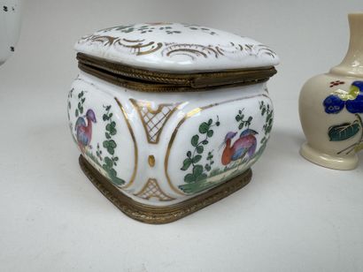 Coffret en porcelaine polychrome et or à...