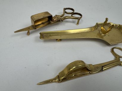Deux mouchettes en bronze ou laiton, l'une...
