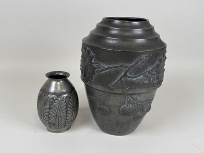 IRMAN (XXe). 
Petit vase en étain à décor...