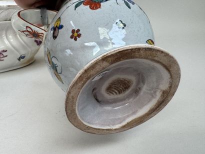 Lot en porcelaine et faïence polychrome et...