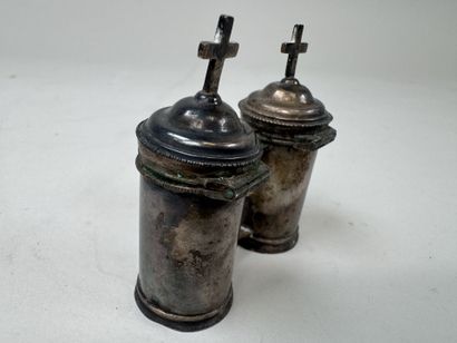 Deux pyxides à huiles saintes en argent.
Poids...