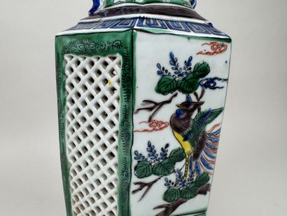 JAPON, XXe.
Vase en porcelaine ajourée et...
