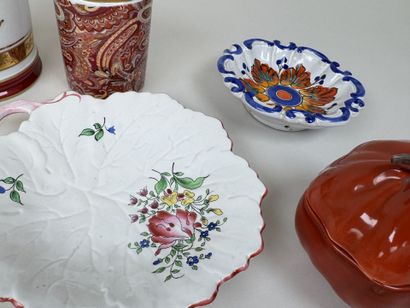 Lot en faïence et porcelaine polychrome et...