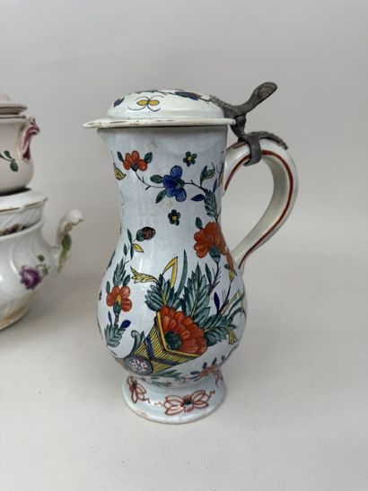Lot en porcelaine et faïence polychrome et...