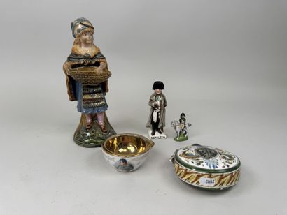 Lot en faïence et porcelaine polychrome comprenant...