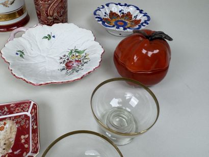 Lot en faïence et porcelaine polychrome et...