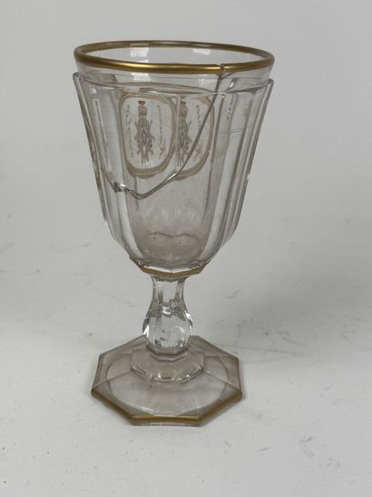 Verre à pied en verre moulé rehaussé à l'or...