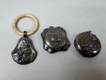 Deux poudriers et un hochet d'enfant en argent...