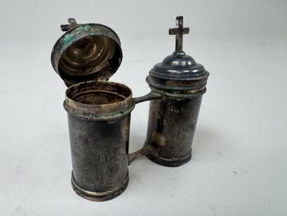 Deux pyxides à huiles saintes en argent.
Poids...