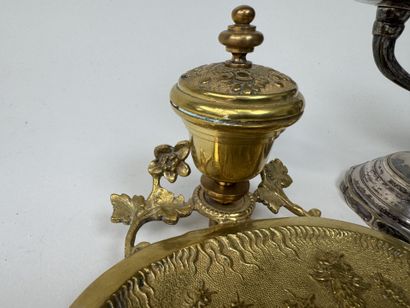 VIETNAM, XXe.
Encrier de bureau en bronze...