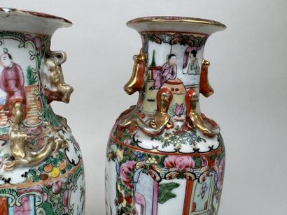 CHINE, CANTON, XXe.
Deux vases en porcelaine...