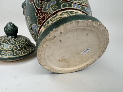 CHINE, XXe.
Potiche couverte en céramique...