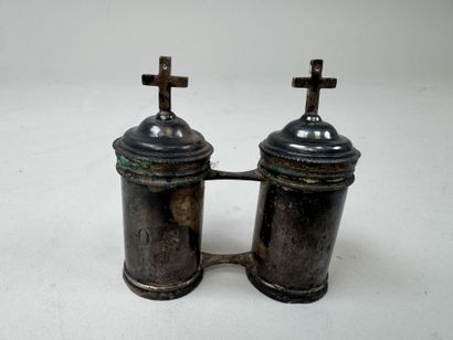 Deux pyxides à huiles saintes en argent.
Poids...