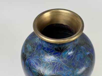 ASIE, XXe.
Vase balustre en laiton cloisonné...