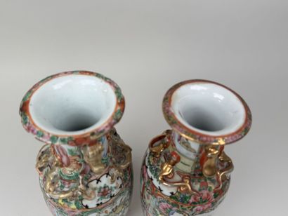 CHINE, CANTON, XXe.
Deux vases en porcelaine...