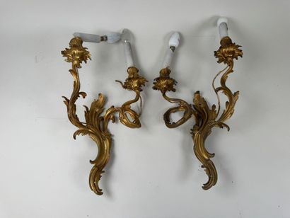 Paire d'appliques en bronze doré et ciselé...
