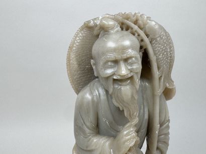 CHINE, XXe.
Pécheur.
Sujet en pierre de lard...