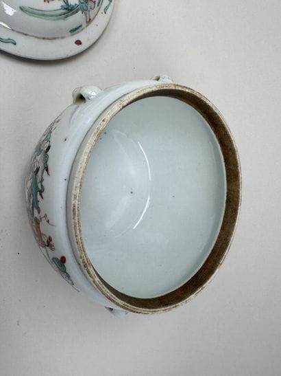 CHINE, XXe.
Pot couvert en porcelaine polychrome...