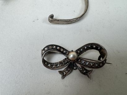 lot en argent comprenant:
- un bracelet avec...
