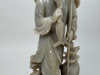 CHINE, XXe.
Pécheur.
Sujet en pierre de lard...