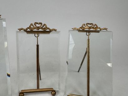 Trois cadres porte-photos en verres biseautés...