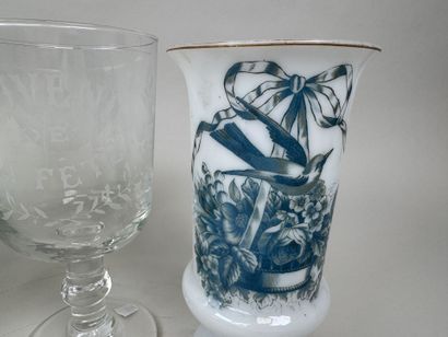 Lot comprenant :
- paire de vases en verre...