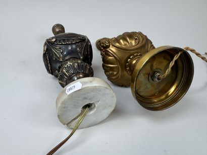 Deux pieds de lampe en bronze doré et argenté...