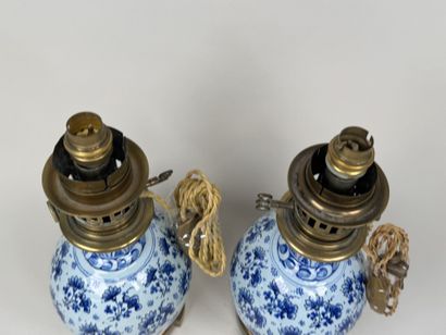 DELFT, XIXe.
Paire de lampes à pétrole en...