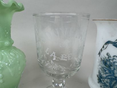 Lot comprenant :
- paire de vases en verre...