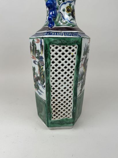 JAPON, XXe.
Vase en porcelaine ajourée et...