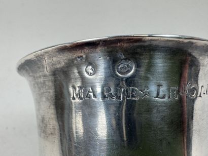 Timbale tulipe en argent, le buvant gravé...