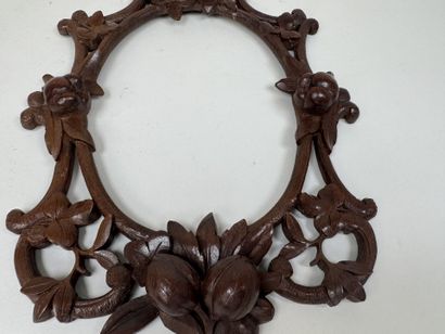 Encadrement en bois ajouré et sculpté à décor...