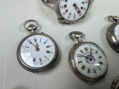 Collection de 9 montres de col en argent...
