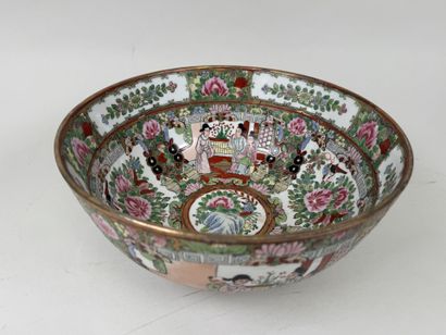ASIE, XXe.
Grande jatte circulaire en porcelaine...