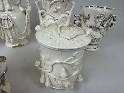 LANGEAIS.
6 pièces de forme en faïence crème...