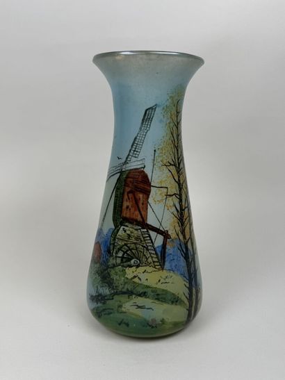 Vase en verre coloré à décor peint d'un paysage...