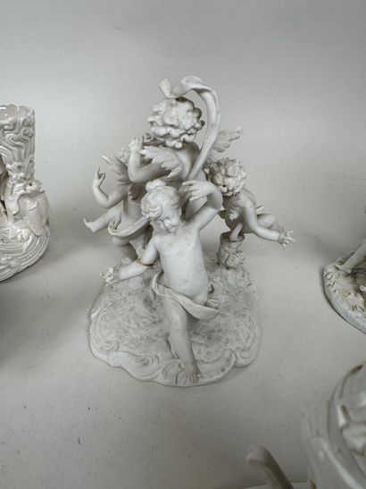 Lot de 4 sujets en biscuit à décor de personnages,...
