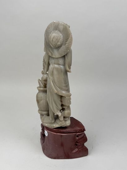 CHINE, XXe.
Pécheur.
Sujet en pierre de lard...